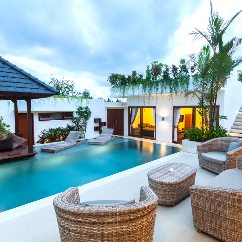 Four-bedroom villa with terrace